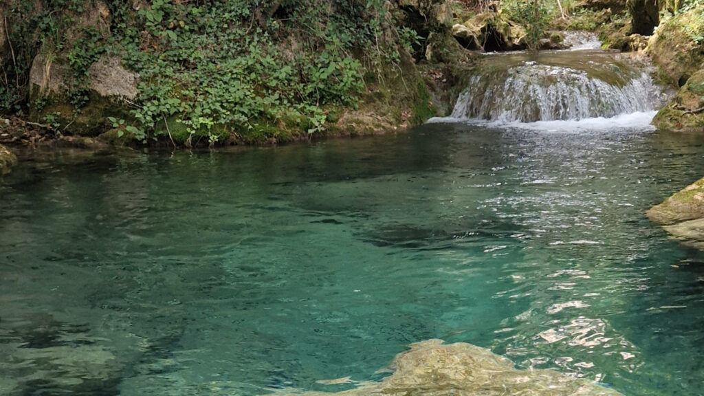 Barranco del Buitre clear water stream